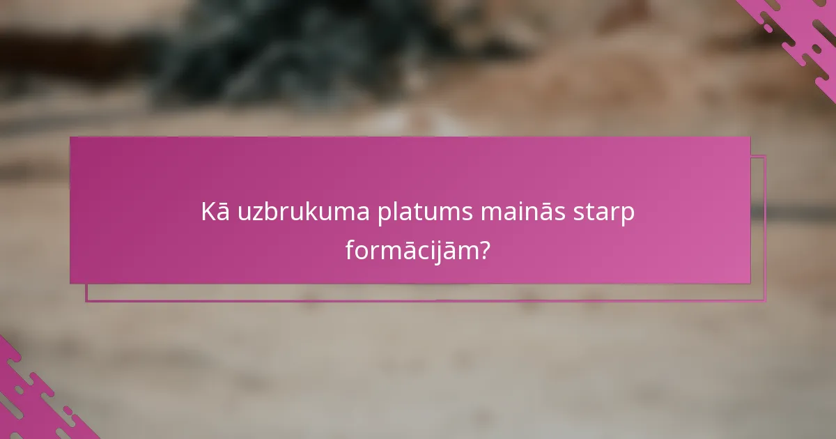 Kā uzbrukuma platums mainās starp formācijām?